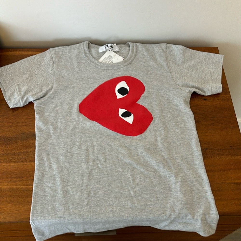 NWT Women PLAY COMME des GARCONS T-Shirt in a Size Small!